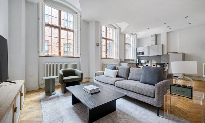 Castle Baynard Apartment | Big Windows City Apt wth High Ceiling nr Blackfriars stn, by Blueground