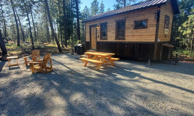 Cheney Cabin | Bigfoot Bungalow themed tiny home cabin! WIFI! In the woods, 15 min from airport