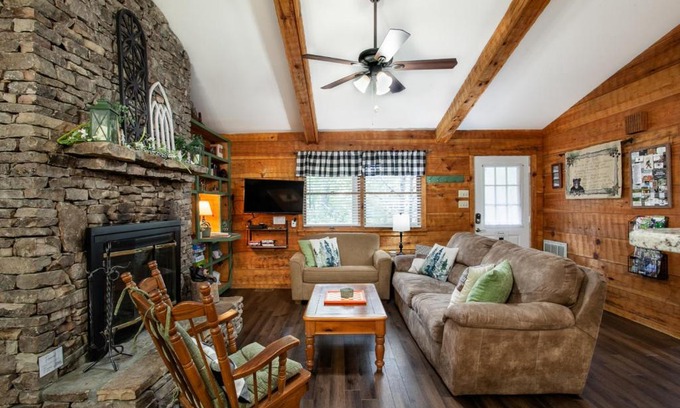 Townsend House | Bigfoot Haven-JacuzziTub, Fireplace, Seen on HGTV!