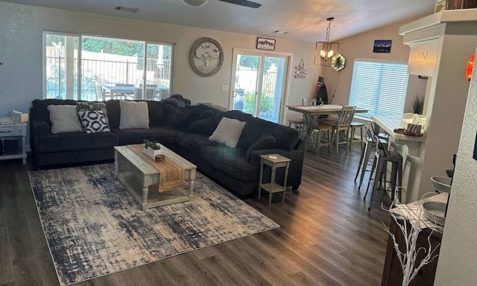 Shasta Lake House | Bigfoot house-10 min from the Lake with sparkling pool and all new furnishings.