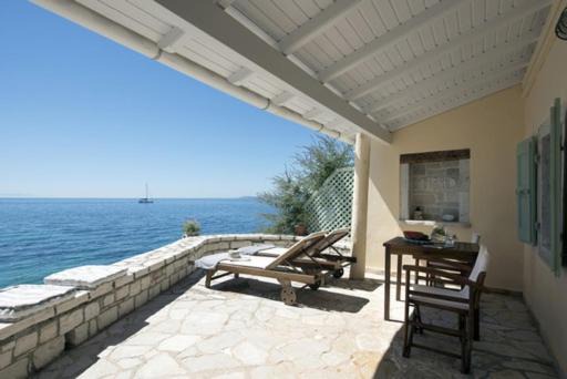 Petaleia Villa | Bijou Studio Beachfront Kaminaki Villas