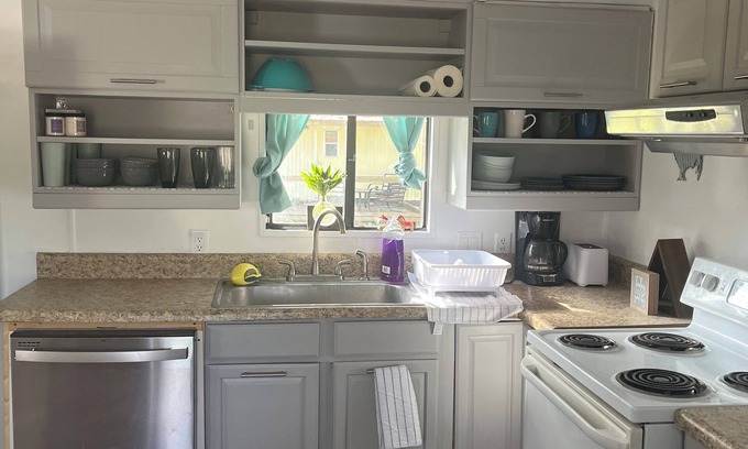 De Leon Springs House | BIKE WEEK -JEEP WEEK Charming 2-bedroom mobile home in DeLeon Sprgs w/ WiFi, AC