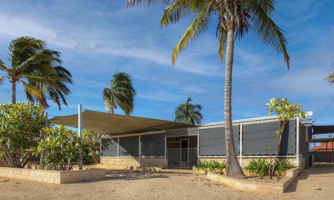 Exmouth House | Billfish - Close to town and across from bushland