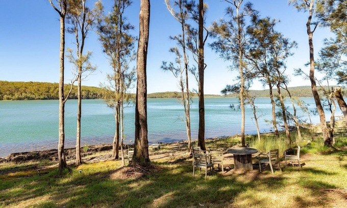 Smiths Lake House | Billie's on Smiths- Lakefront holiday home