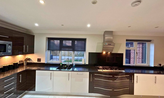 Binfield Ski Chalet | Binfield: Beautiful Five Bedroom (Three Bath) House