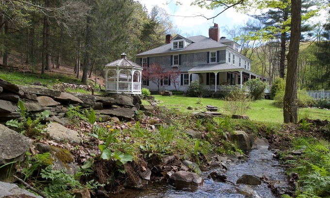 Highmount House | Birch Creek Retreat ~ 8br, 8ba, New Hot Tub + Sauna