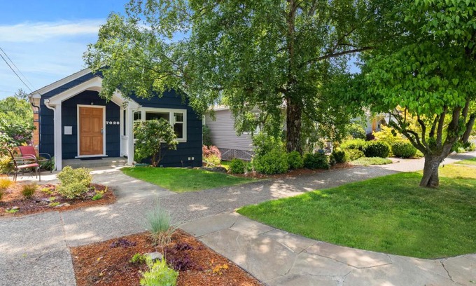 Seattle House | Birch Tree Cottage - 3 Bed 2 Bath Vacation home in Seattle