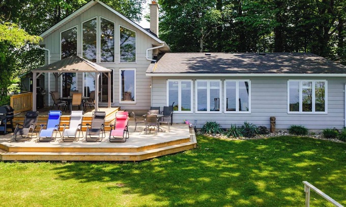 Central Huron Cottage | Birchcliff-Lakefront View King bed Central Air AC