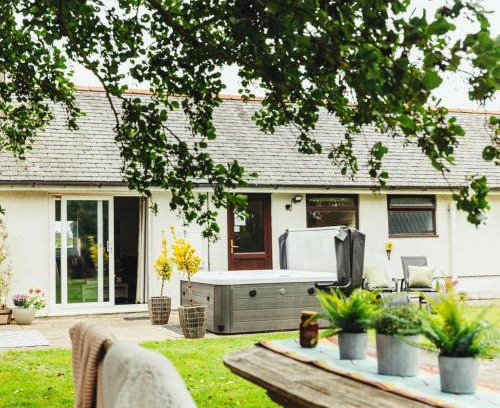 Caergeiliog House | Birchwood Cottage with hot tub