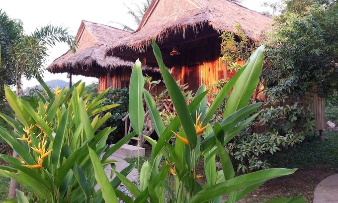 Krong Kaeb Hotel | Bird of Paradise Bungalows