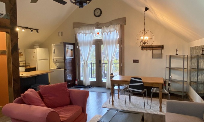 East Central Apartment | Bird's Nest Hideaway University Historic District