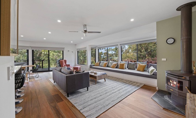 Rhyll House | Bird Sounds, Rhyll, Stunning home, views, Wi-Fi