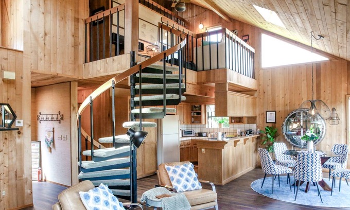 Lodge Hill Cabin | BIRDS’ EYE VIEW provides quite possibly the most glorious panoramic.