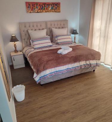 Grassy Park Apartment | Birds Holiday Accommodation 1