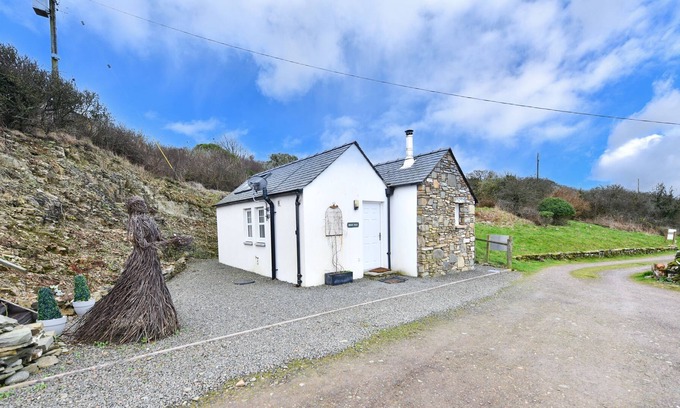Castle Douglas Cabin | Birds Nest - a cottage that sleeps 2 guests in 1 bedroom