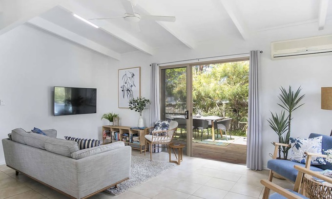 Narrawallee House | Birdsea House - Tranquil, leafy home in the heart of Narrawallee