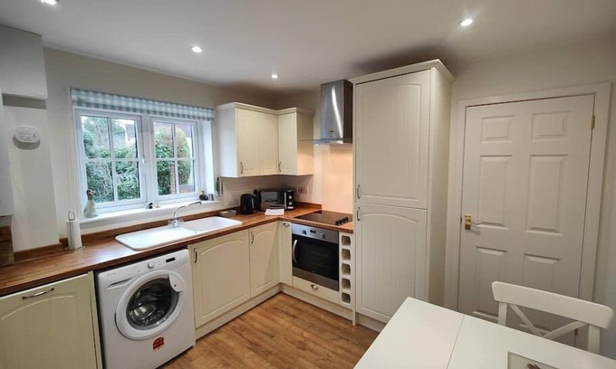 Twyford House | Birdsong Mansion sleeps 12 Twyford Winchester