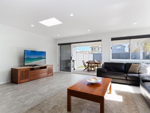 Anna Bay House | Birubi Breezes 2 Large Duplex with Air Conditioning WI FI and only 5 minute walk to the beach