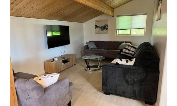 West Bishop Apartment | Bishop Aces Apartment