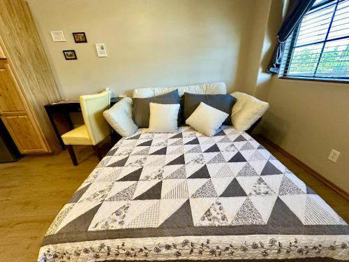 Heber House | Bison Bungalow Suite on top of the AZ White Mountains