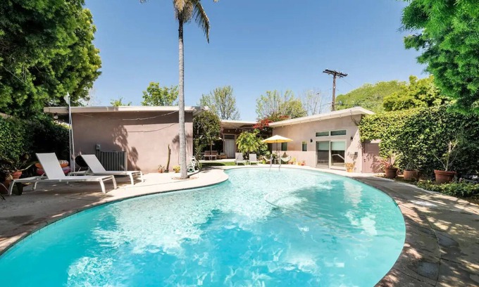 Bixby Knolls House | Bixby Beauty 50s Mod - Pool and Parking