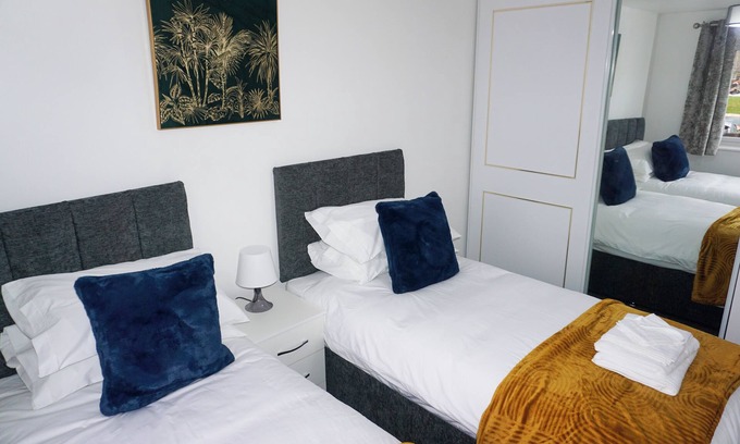 Wigan House | Biz & Fam Sleeps 7 Wigan w/Parking, Self-Check-in
