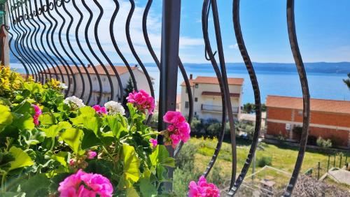 Duce Apartment | Black and White Apartment - 2 bedrooms, walk to the beach