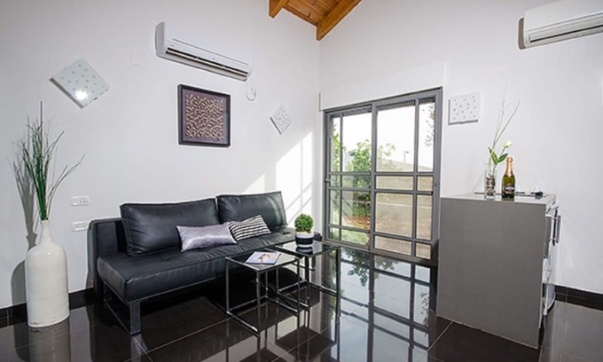 Had Nes Apartment | Black and White Holiday