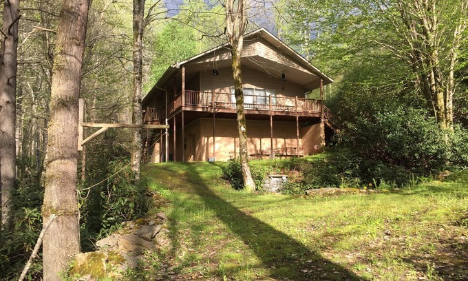 Barnardsville House | Black Bear cabin by the creek