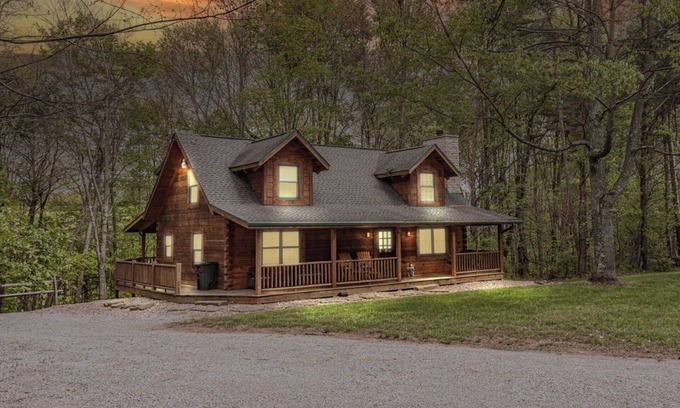 Rockbridge Cabin | Black Bear Hideaway: A bear-themed cozy and pet friendly lodge in Hocking Hills