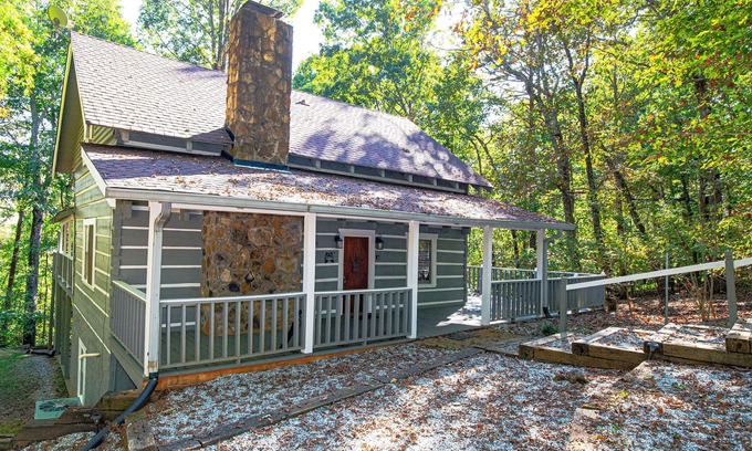 Helen House | Black Bear Lodge 🪵cabin Hot Tub Fire Pit🔥 Large Decks Secluded 3 bed 2 bath