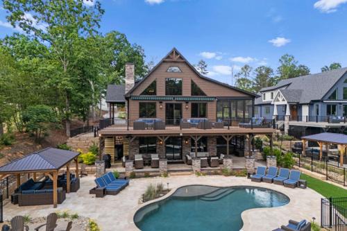 Lake Norman of Catawba House | Black Bear Lodge by AvantStay Lakefront Dock Pool Theater Sleeps 20