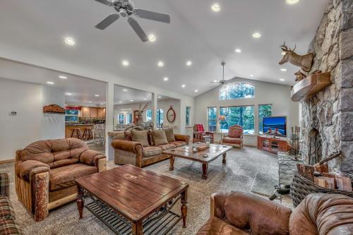 Montgomery Estates House | Black Bear Villa - large 4 BR 4 BA hot tub game room