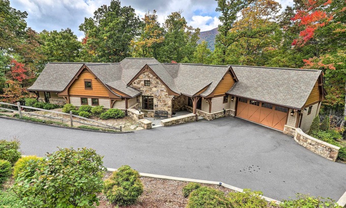 Laurel Ridge House | Black Mountain Lodge: Stunning Mountain Lodge near Asheville-with Breathtaking Views!
