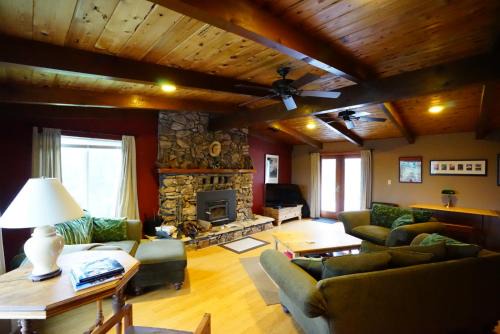 Mariposa House | Black Oak Hill Vista near Yosemite - mountain views & starry night sky