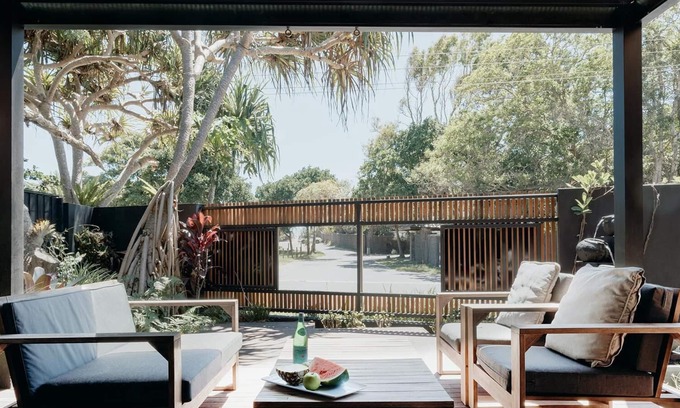 Belongil House | Black on Belongil - Beach Houses of Byron