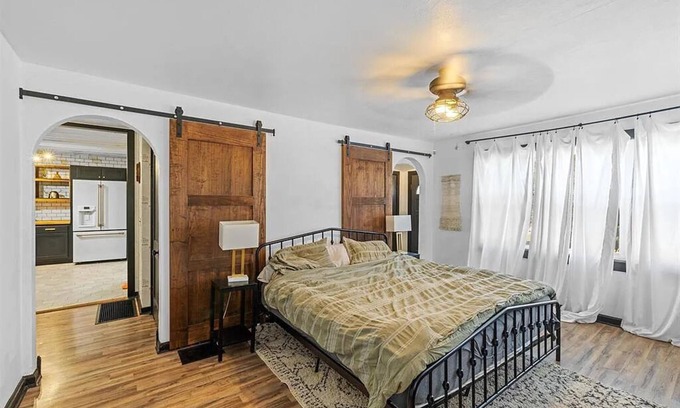 Owensboro House | Black remodeled farmhouse minutes to downtown Owensboro