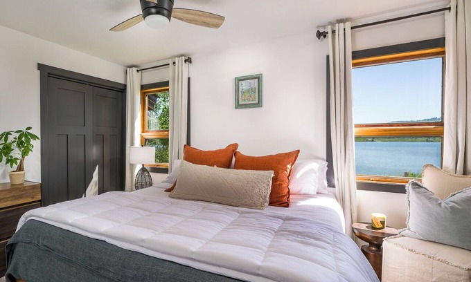 Lake Hatcher Park Condo | Black Stone-Dreamy Mountain Getaway on the Water with Endless Views.
