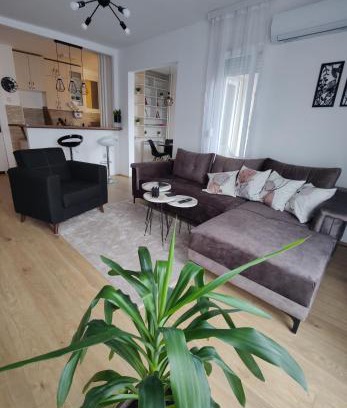 City Center Apartment | Black & White