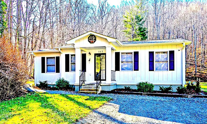 Weaverville House | Blackberry Bliss: Charming 3 BD, 2 BA Creek-Front Cottage Near Weaverville