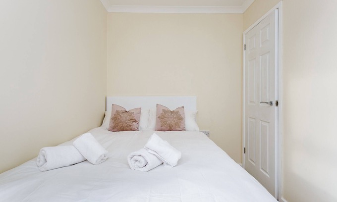 Southampton City Centre Apartment | Blackberry - Stylish Self-contained Flats in Soton City Centre