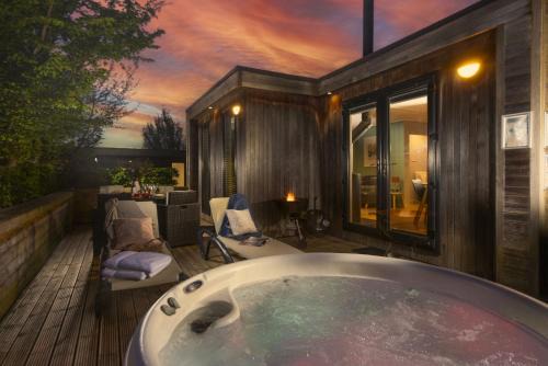 Cheddar Ski Chalet | Blackbird Lodge, Strawberryfield Park