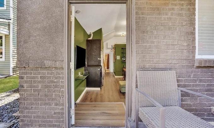 North Charleston Apartment | Blackstone Retreat -Sophisticatedly Vibrant 2 Bedroom House in North Charleston