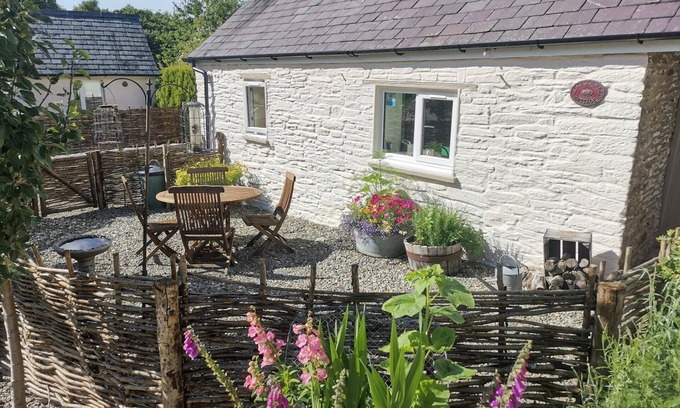 Newcastle Emlyn Cottage | Blaenfforest Rose Cottage, Newcastle Emlyn