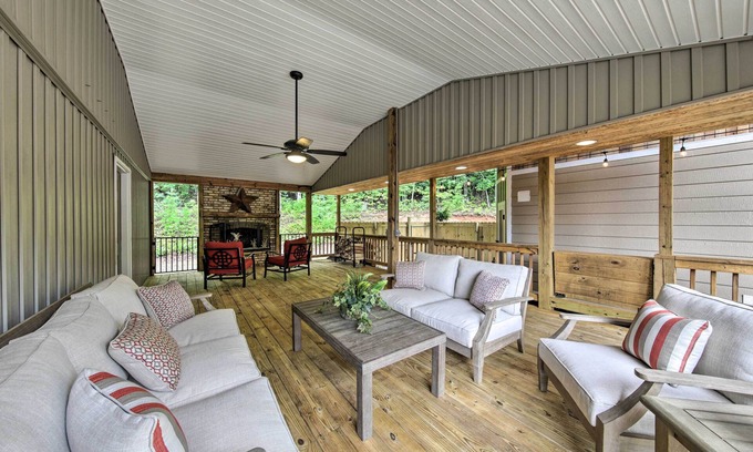 Blairsville House | Blairsville Tiny Home w/Covered Furnished Deck!