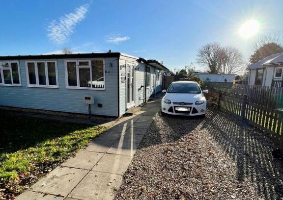 Grimsby Ski Chalet | Blakes Beach House Humberston Fitties