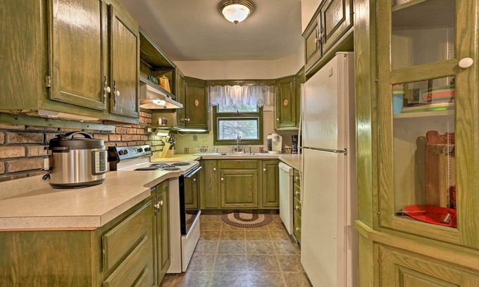 Briar Crest Woods House | Blakeslee Hideaway w/Lake Access: 3 Mi to Ski!