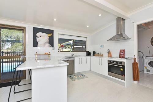 Pokolbin House | Blaxlands Kangaroo Homestead with Hot Tub walk to Concerts and Wineries
