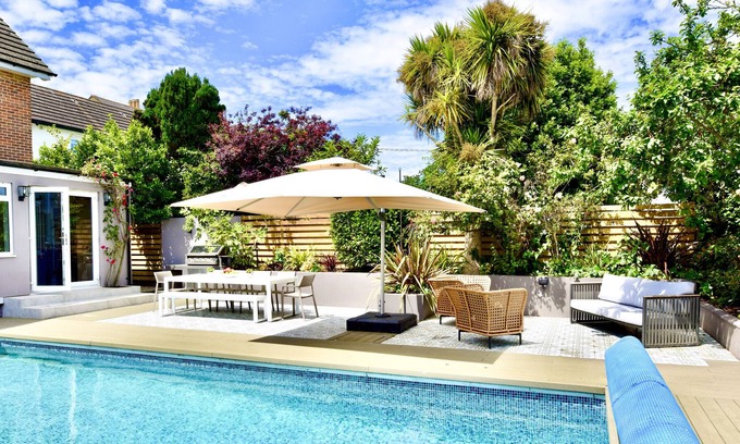 Freshwater Bay Villa | Blenheim House a seaside home for 12
