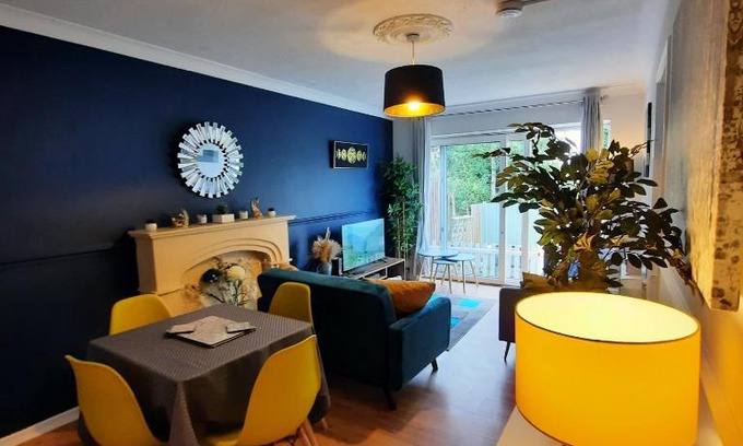 Birmingham Apartment | Blenheim Way is a beautiful apartment in a quiet location yet minutes from major attractions and City centre Great for families Sleeps 6